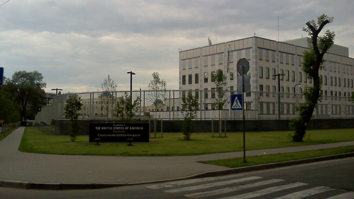 США временно перенесли посольство на Украине во Львов