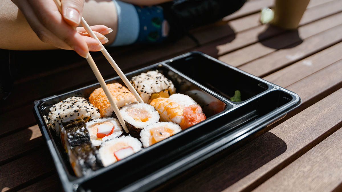 Диетолог Соломатина объяснила, кому нельзя есть роллы и суши
