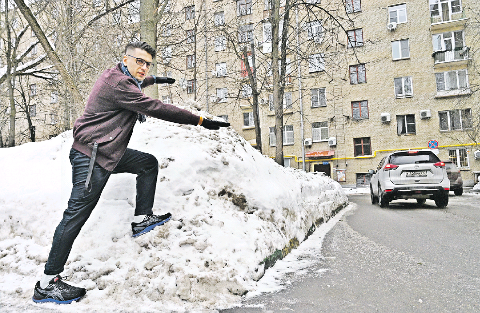 Урбанист, соавтор рекомендаций Артем Герасименко наглядно демонстрирует, как сильно высокий сугроб снижает взаимную видимость транспорта и пешеходов. На примере видно, что машина вполне может сбить человека, который выходит с тротуара на дорогу