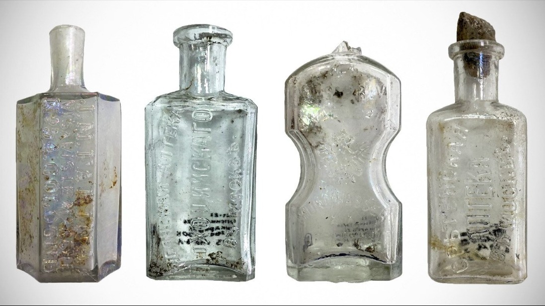 Столичные археологи передадут в музеи коллекцию аптечных склянок XIX века