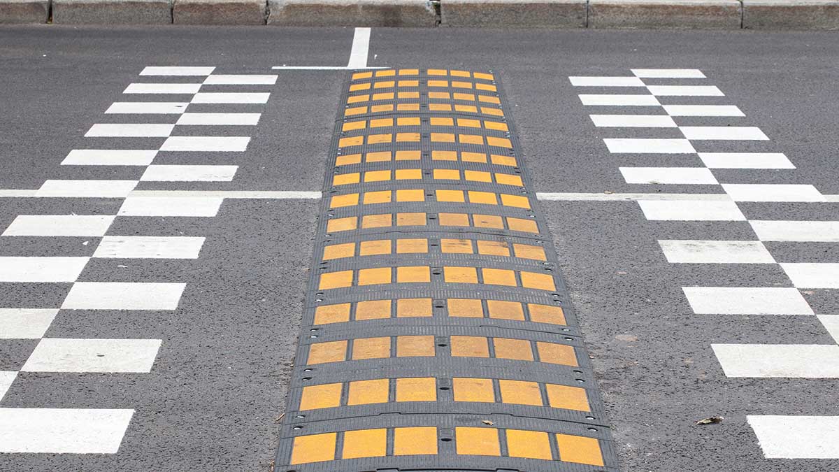 Около 40 искусственных неровностей установят на дорогах на востоке столицы