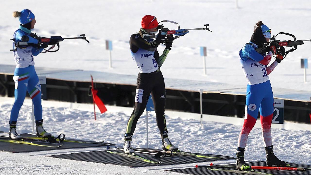 Двукратный призер Олимпиады Драчев поздравил биатлонисток с командным серебром