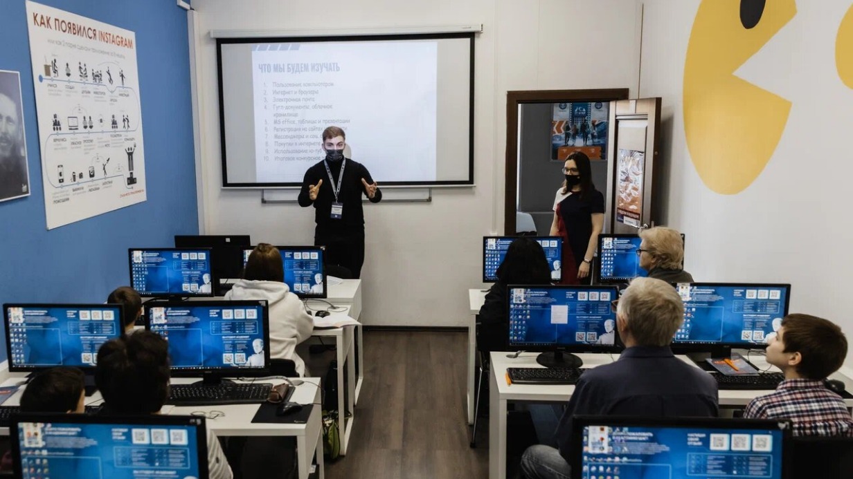 Занятие курса ведёт руководитель кафедры МКА Сурков Михаил Андреевич