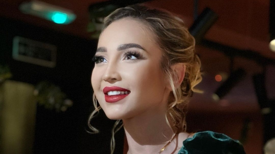 «Киркоров в женском исполнении»: Бузова появилась на публике в перьях