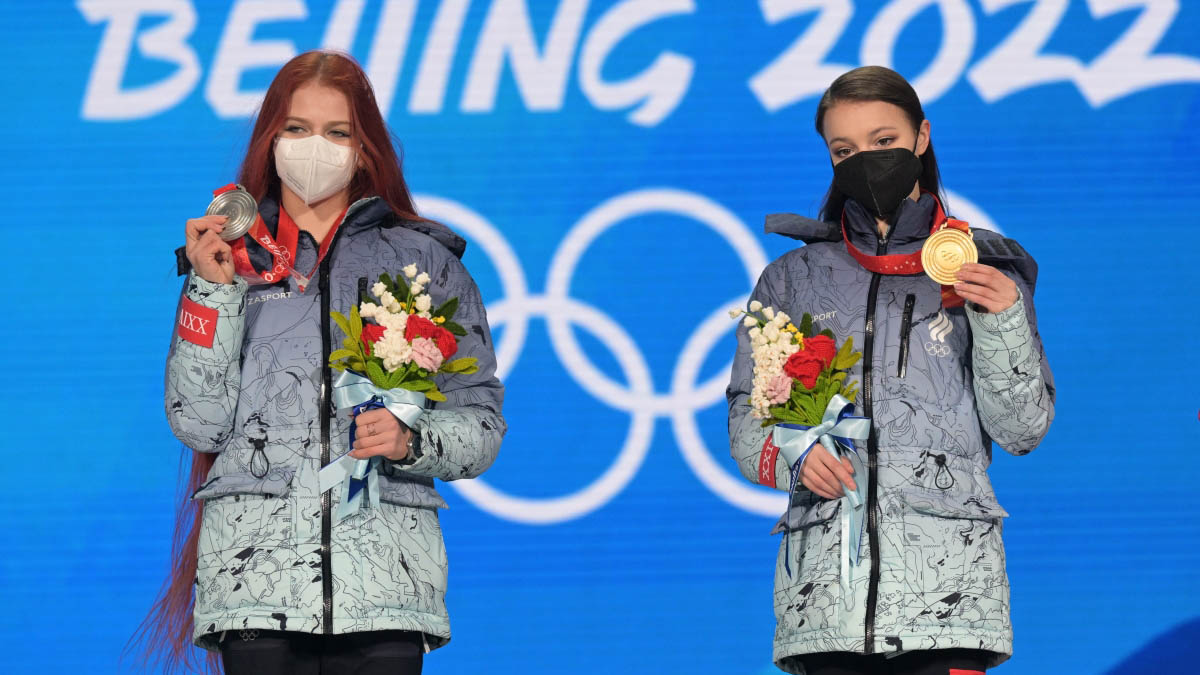 Фигуристкам Щербаковой и Трусовой вручили олимпийские медали