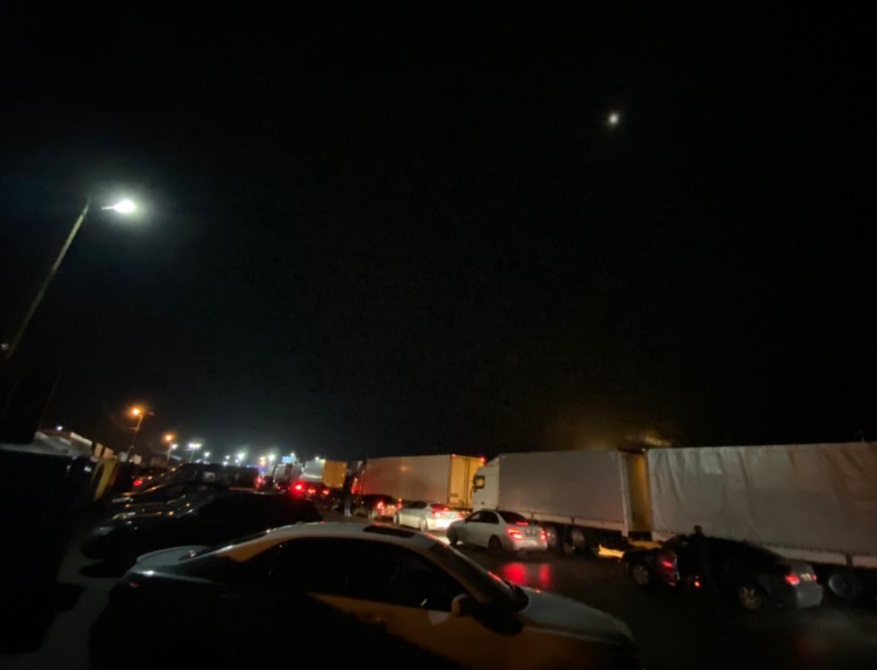 Многокилометровая пробка образовалась на границе ДНР и России