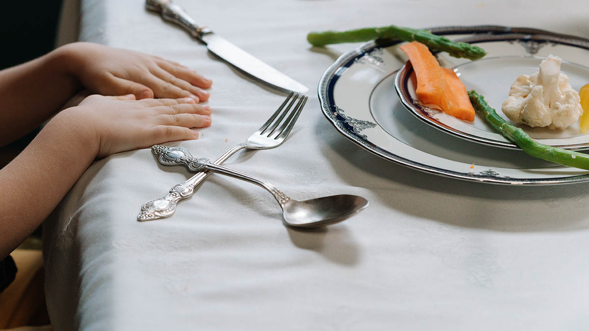 Гастроэнтеролог Слюняева рассказала, чего нельзя делать после еды