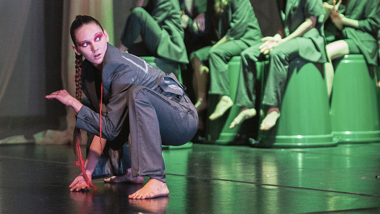 Независимый коллектив «tout le corps/всем телом» показал спектакль «Когда конец»