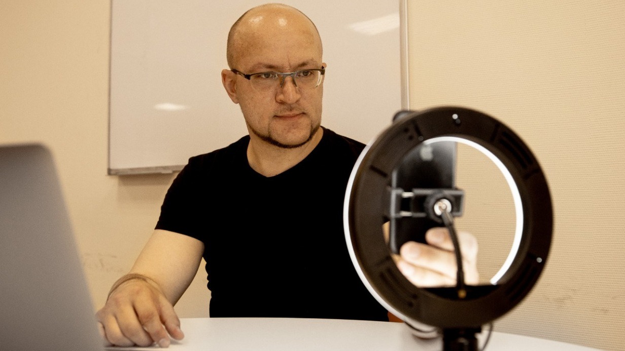 Предприниматель Евгений Анучкин готовится к запуску своей платформы и решил создать компанию. Благодаря новому бесплатному сервису ГБУ «Малый бизнес Москвы» все необходимые регистрационные документы и разрешения он получил онлайн в течение пяти дней