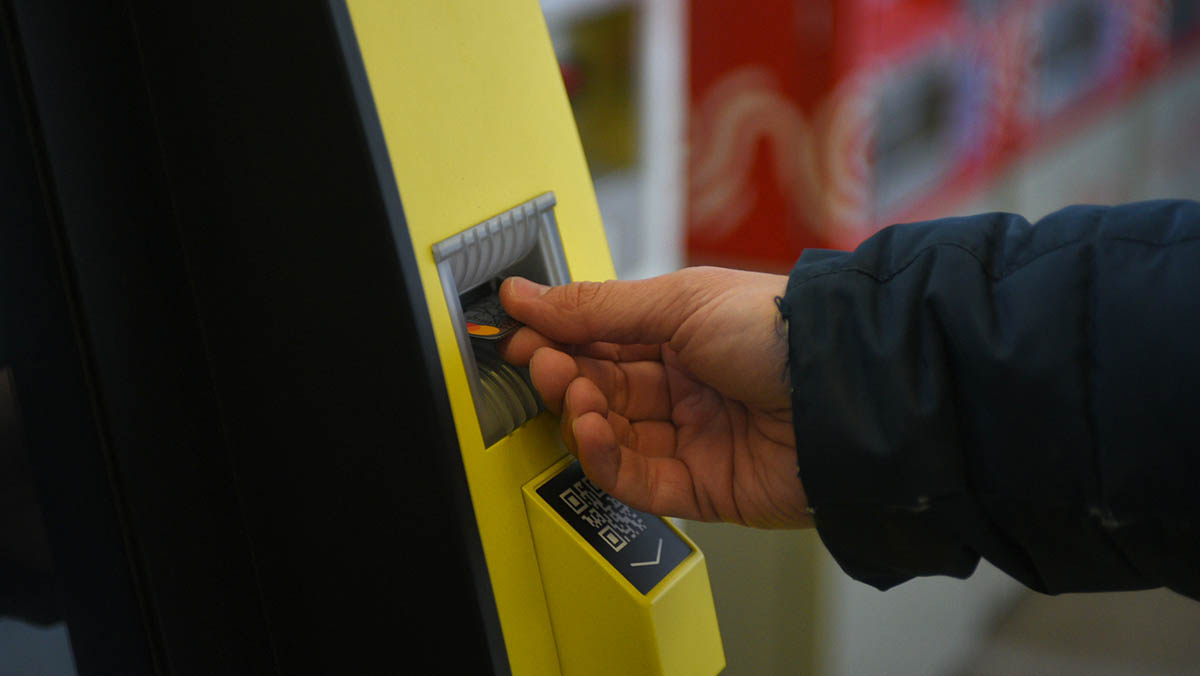 Мужчина попытался ограбить банкомат в Новой Москве. Видео