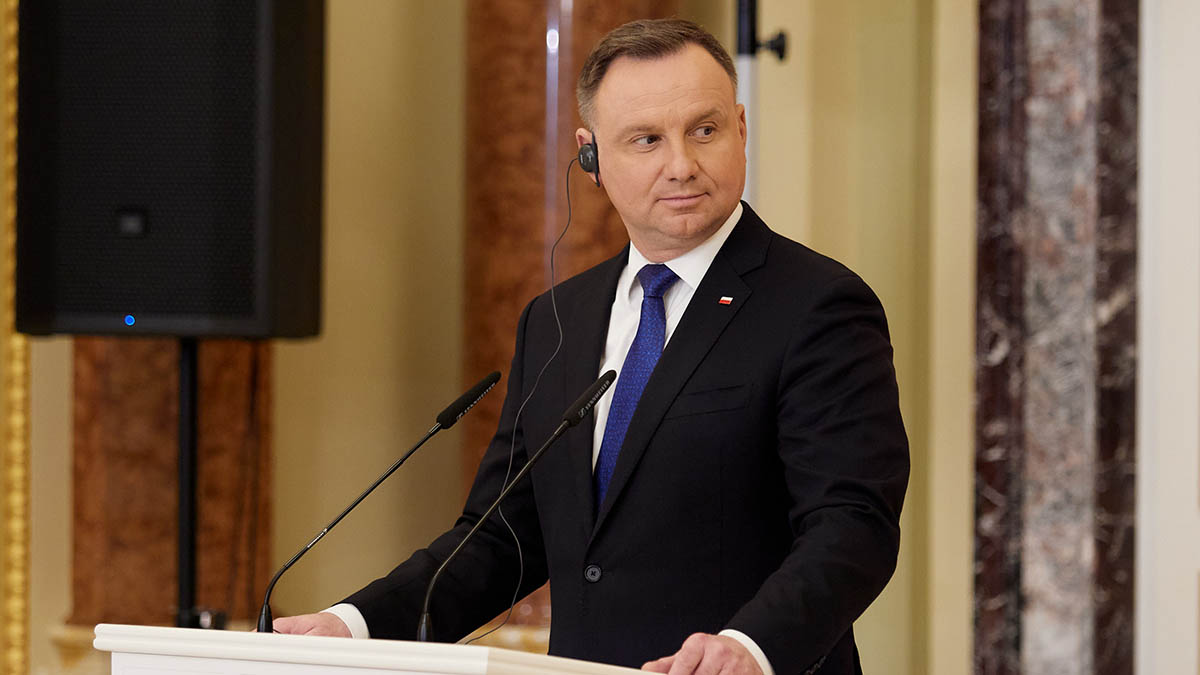 Самолет Дуды совершил аварийную посадку в Варшаве