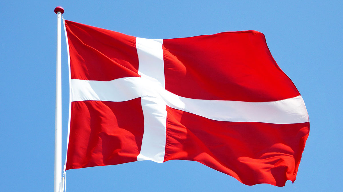 Глава МИД Дании подарил коллеге из Египта конструктор пирамиды Гизы