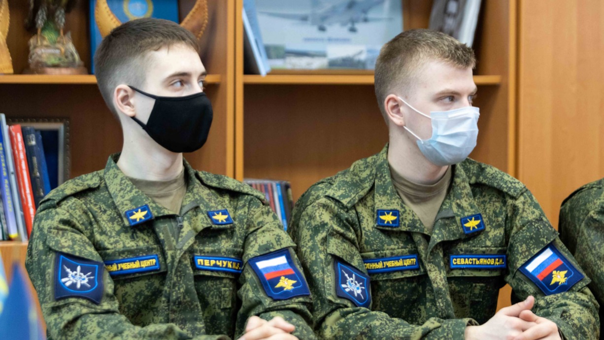 Студенты Московского авиационного института Михаил Перчук и Денис Севастьянов (слева направо) на видеовстрече с Татьяной Шароватовой — внучкой погибшего красноармейца Якова Писаренко, который захоронен в Германии. Юноши участвовали в поиске родственников героя Великой Отечественной войны