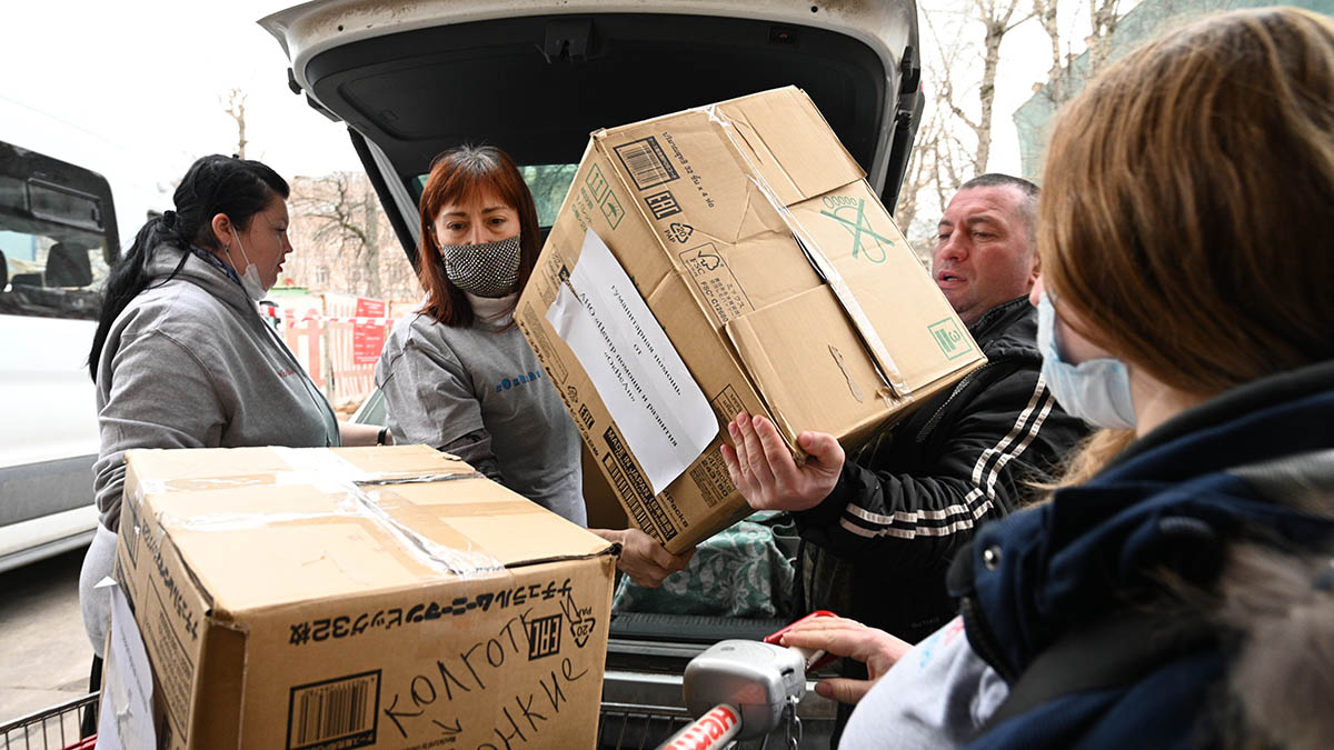 Собранная помощь. Пункты гуманитарной помощи в Москве. Сбор продуктов для беженцев. Пункт приема гуманитарной помощи. Сбор гуманитарной помощи для Донбасса в Москве.