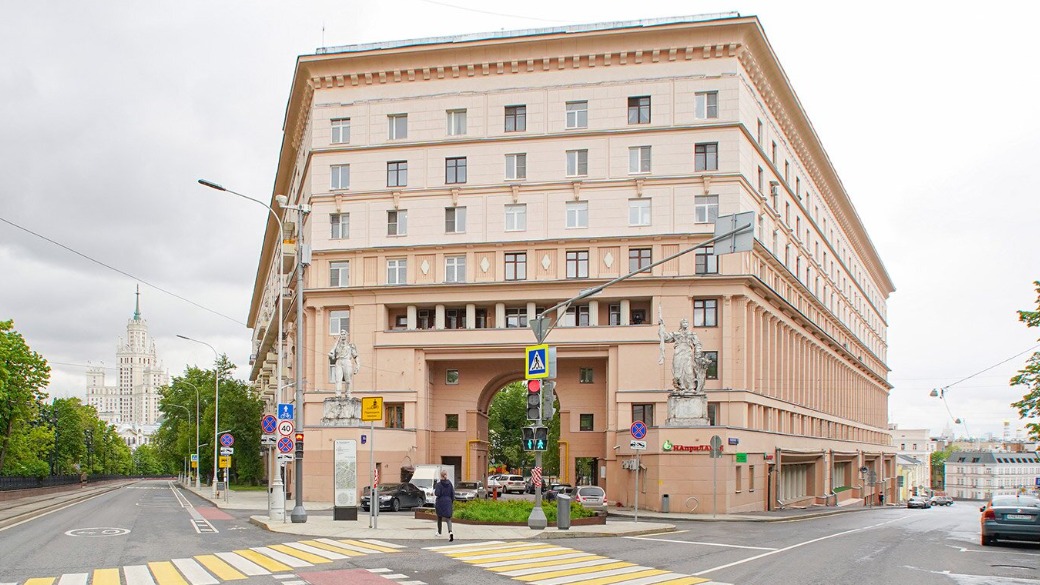 В Подколокольном переулке отреставрируют скульптуры «Промышленность» и «Сельское хозяйство»