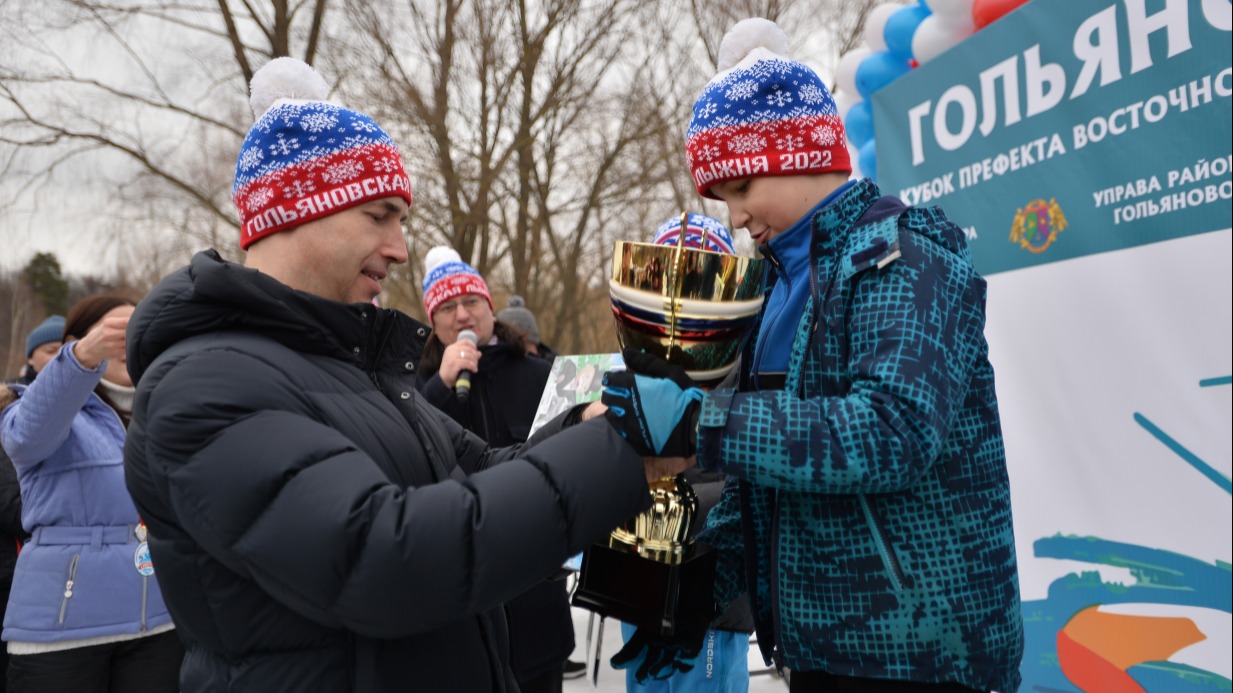 Префект ВАО Николай Алешин (слева) награждает победителя «Гольяновской лыжни» среди детей в возрасте от 6 до 13 лет Петра Трофимова