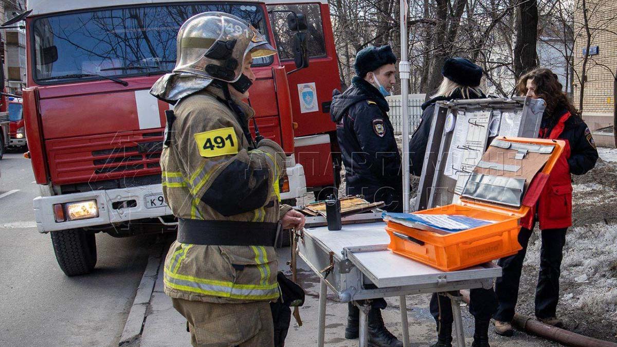 Женщина пострадала при пожаре в общежитии на севере Москвы
