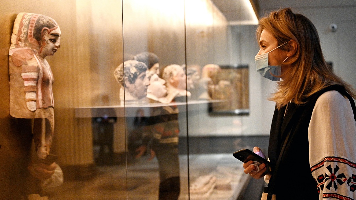 Посетительница музея Анастасия Морозова перед саркофагом египетского правителя