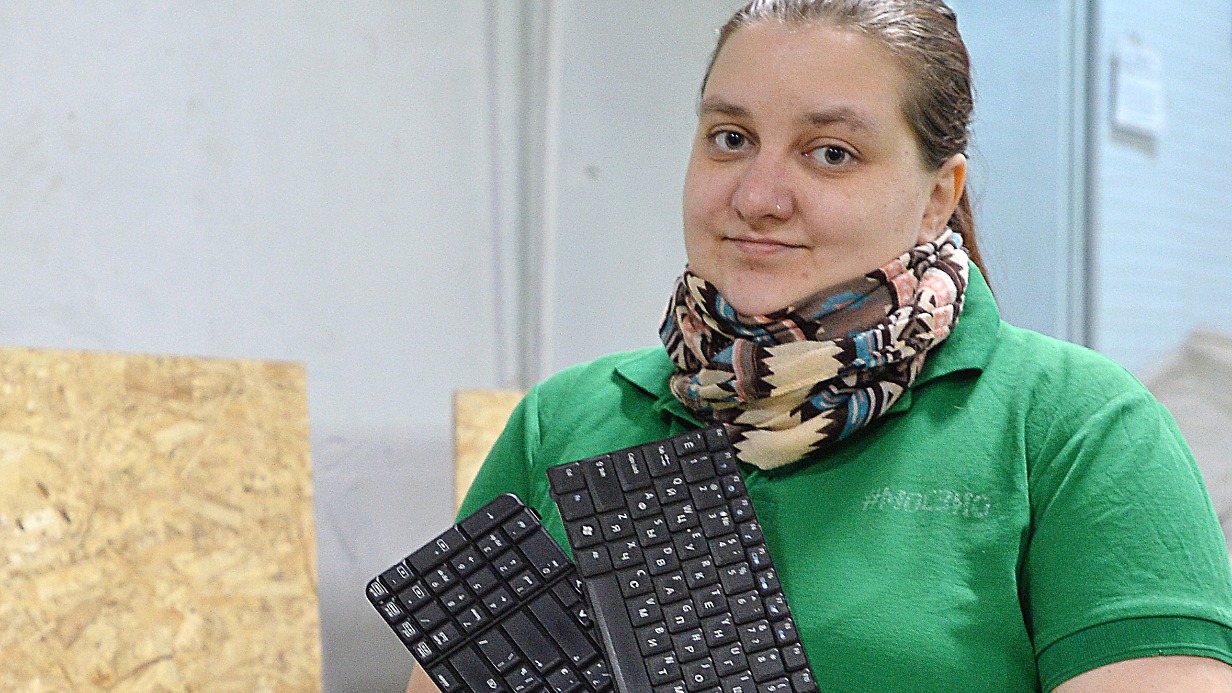 Сооснователь экоцентра «Сборка» Анна Нафиева держит клавиатуры. Их отправят на переработку
