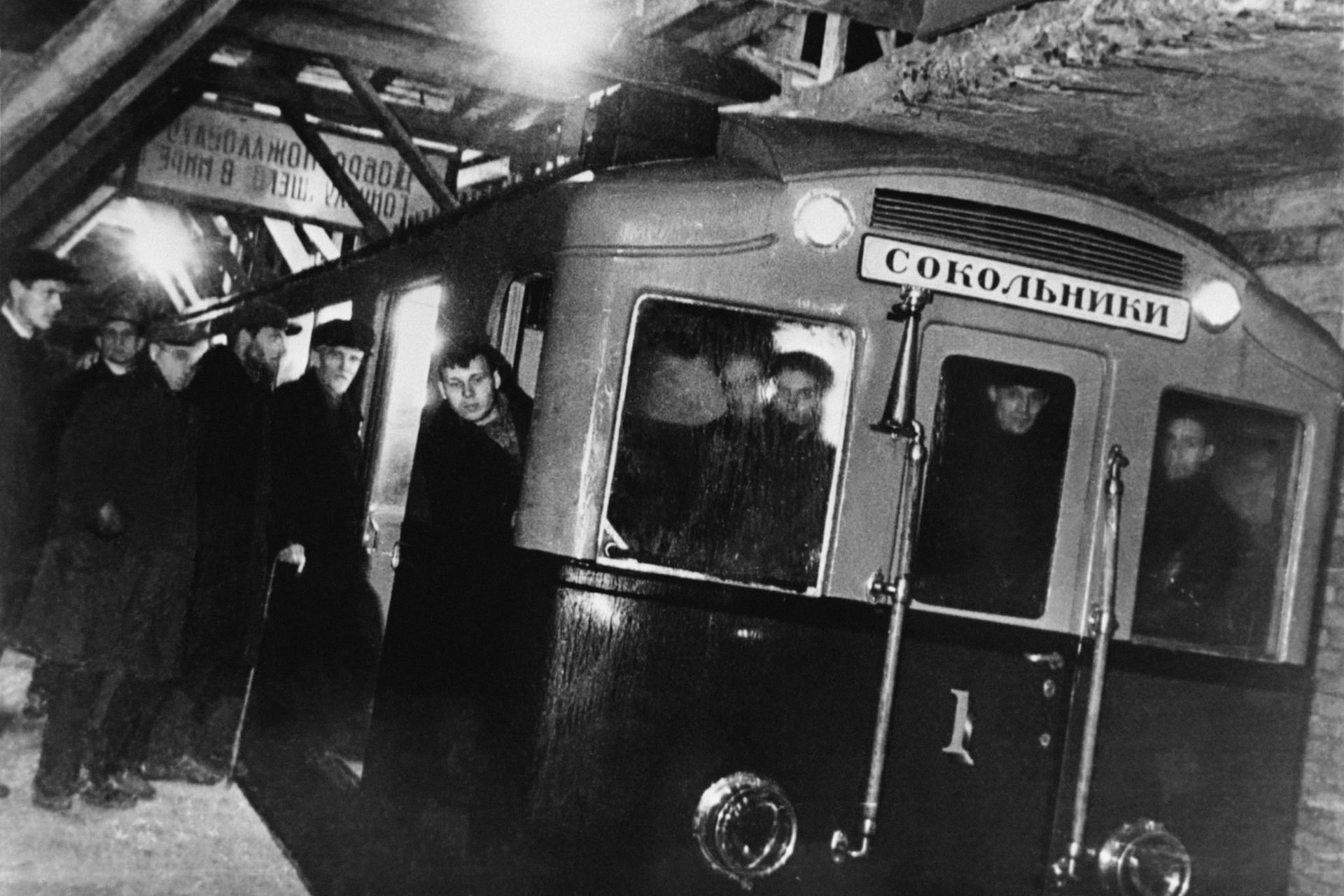 1934 год. Первый испытательный поезд Московского метрополитена, совершивший пробную поездку от станции «Комсомольская» до «Сокольников», и его пассажиры
