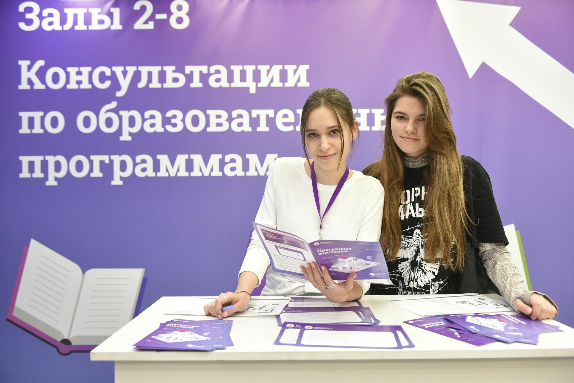 Москвичам рассказали, чем занимаются волонтеры летом