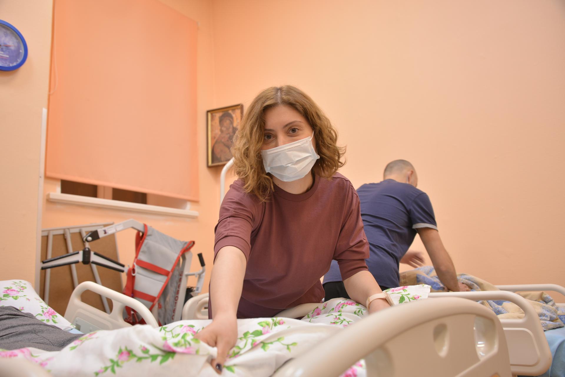 Волонтер «красной» зоны Сусанна Гудаева учится ухаживать за пациентами на курсах для младших медицинских сестер