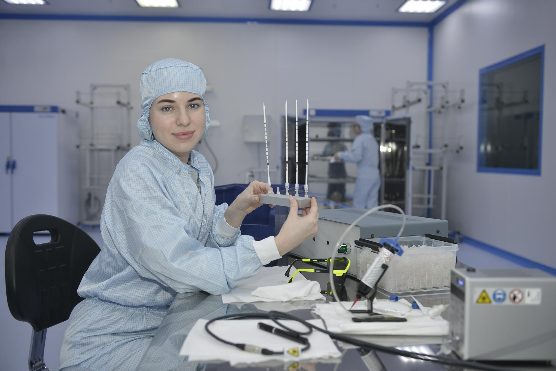 Сотрудница отдела технического контроля Елизавета Тырасова осматривает производство медицинского оборудования на территории особой экономической зоны «Технополис «Москва»