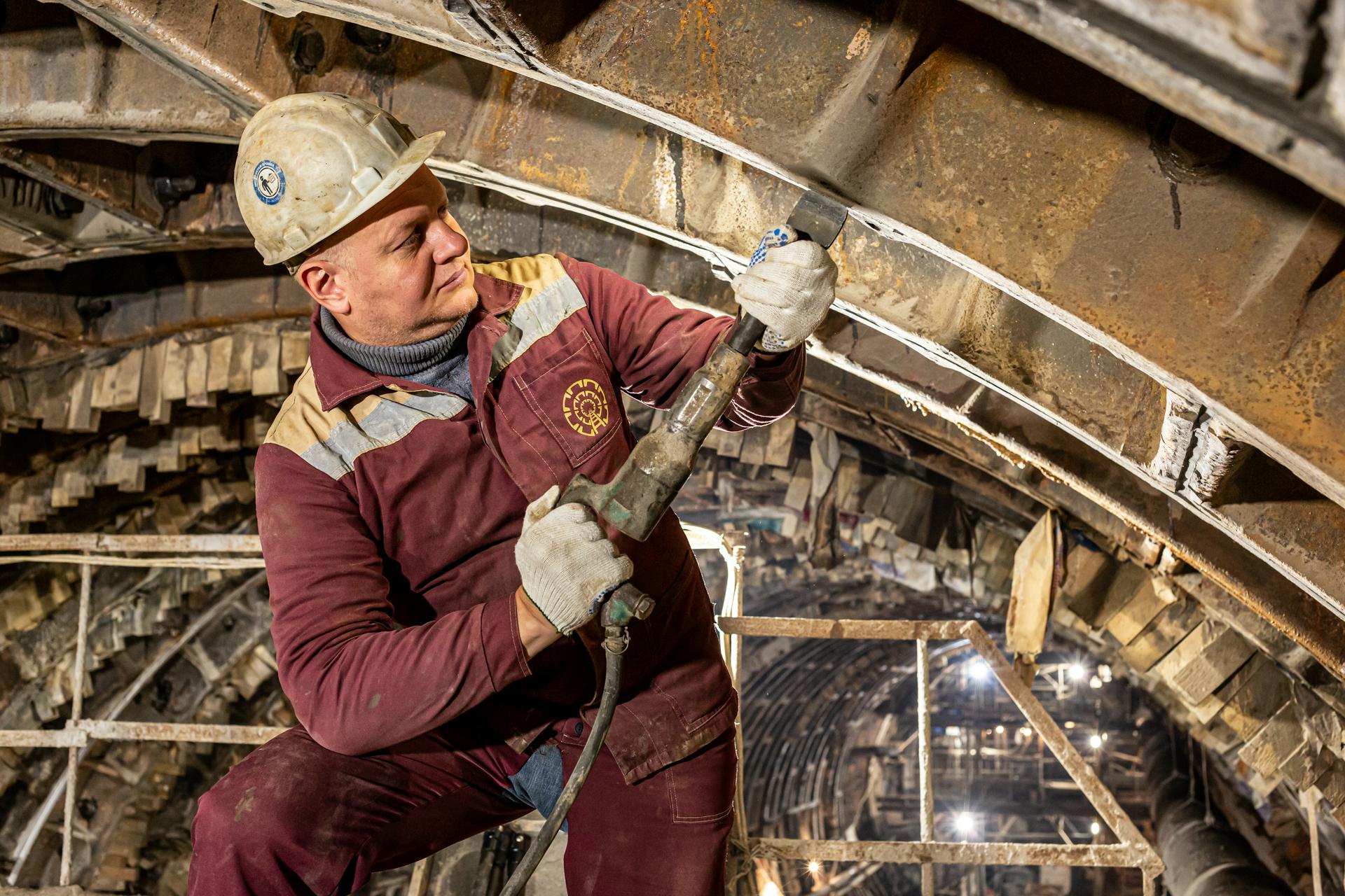 Бригадир чеканщиков Максим Бережной работает в тоннеле станции «Рижская» Большого кольца метрополитена