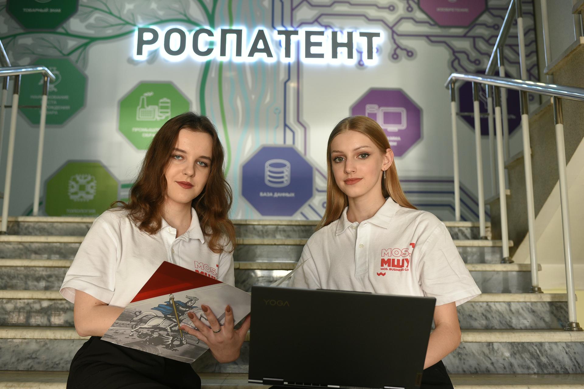 Ученицы школы № 1524 Альбина Минюк (слева) и Анастасия Вишнякова обсуждают развитие своей платформы по трудоустройству старшеклассников. Идея создать такой проект пришла им во время участия в Молодежной школе уполномоченного по защите прав предпринимателей в Москве