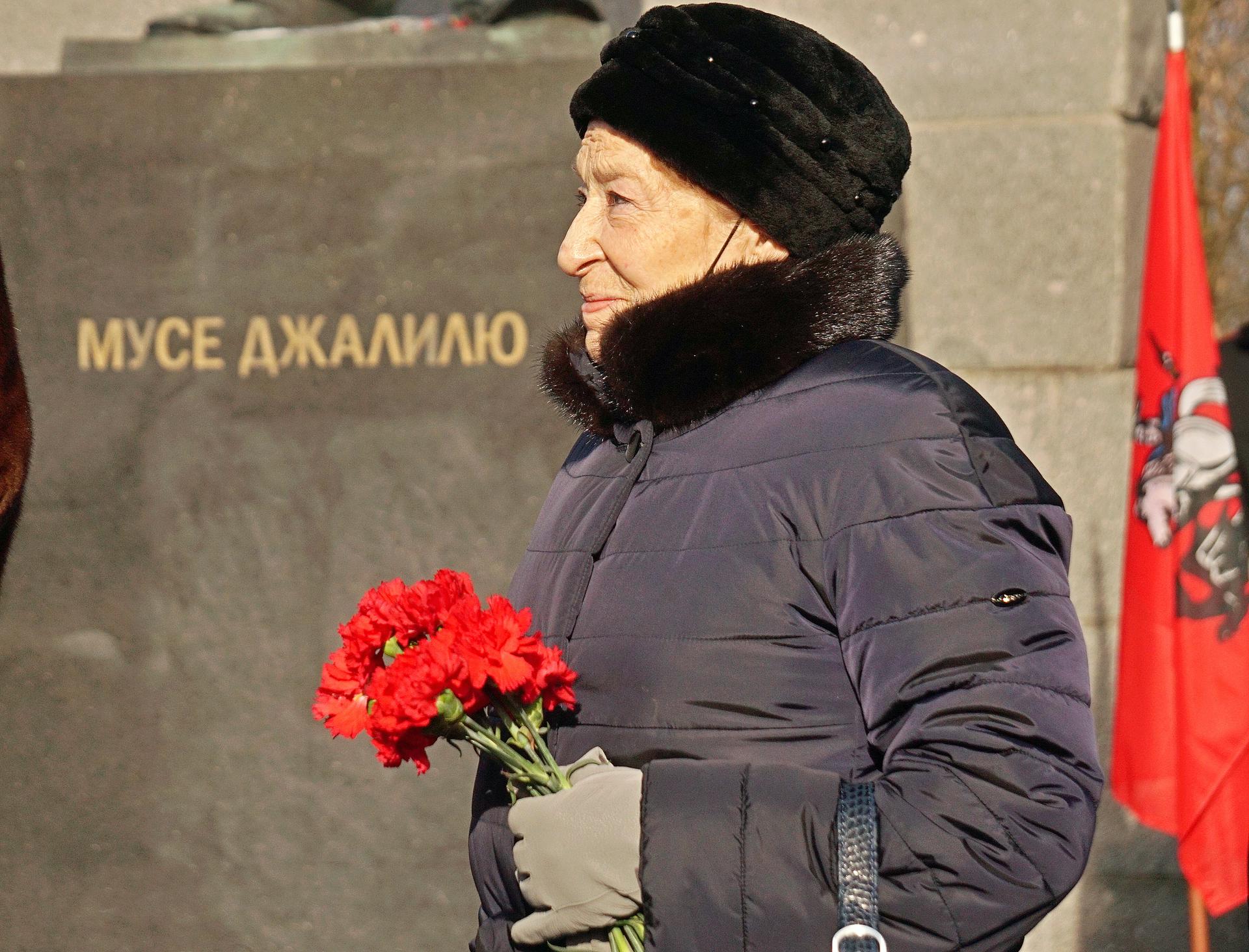 Возложить цветы к памятнику Мусы Джалиля пришла его дочь — Чулпан Залилова. Она принесла букет красных гвоздик