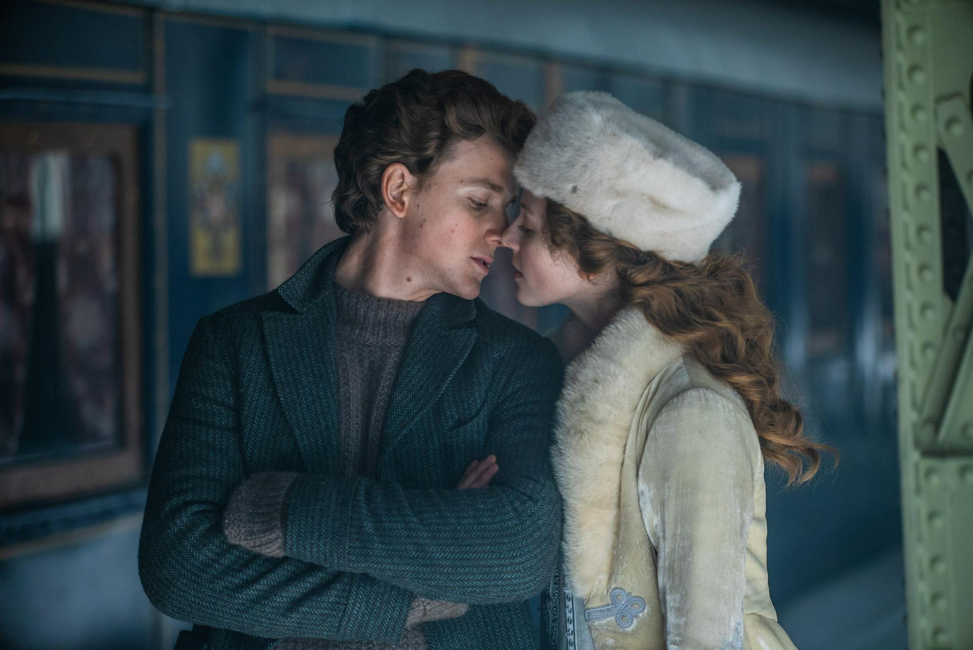 Федор Федотов в роли Матвея и Софья Присс в роли Алисы в кадре из режиссерского дебюта Михаила Локшина «Серебряные коньки», который получил шесть «Золотых орлов», в том числе как лучший фильм, за сценарий, работу оператора, художника-постановщика, костюмы и монтаж, а представлен он был в 12 номинациях