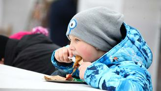 Онищенко предложил на Масленицу есть столько блинов, «сколько влезает»