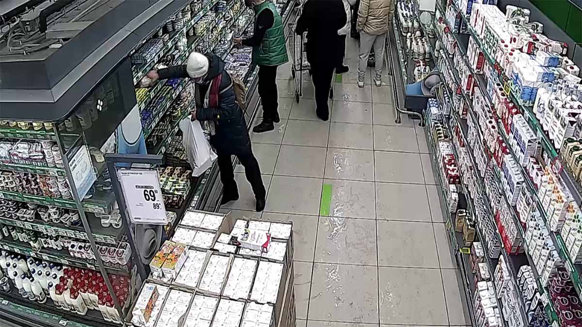 Неоднократно судимая женщина украла из магазина 16 пачек масла