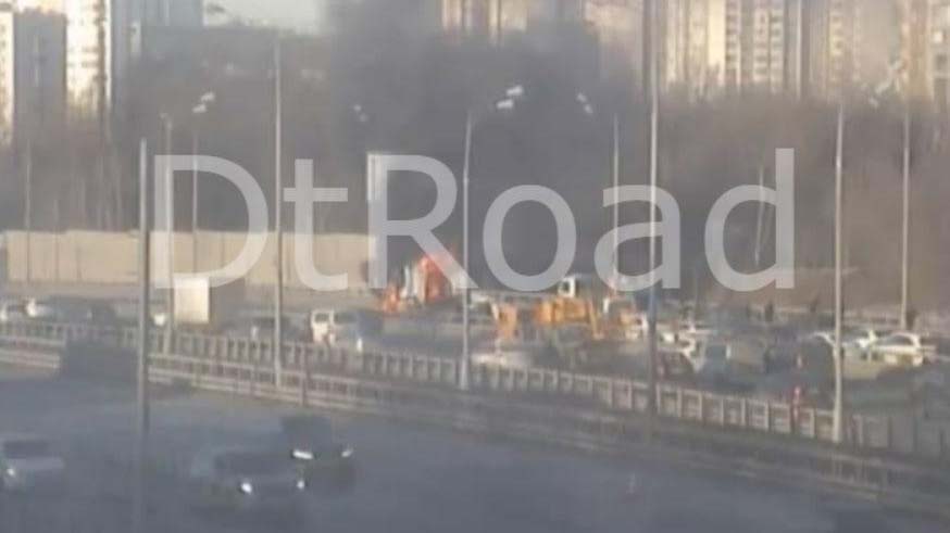 Грузовик загорелся на 68-м километре МКАД