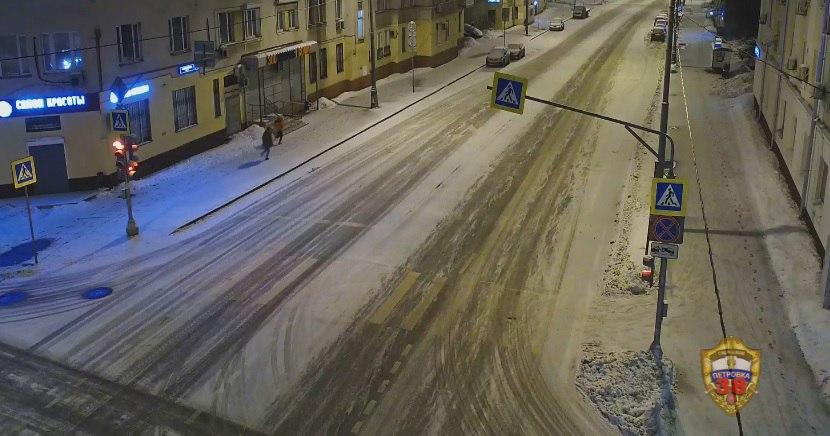 Двое мужчин избили и обокрали прохожего за отказ вызвать им такси