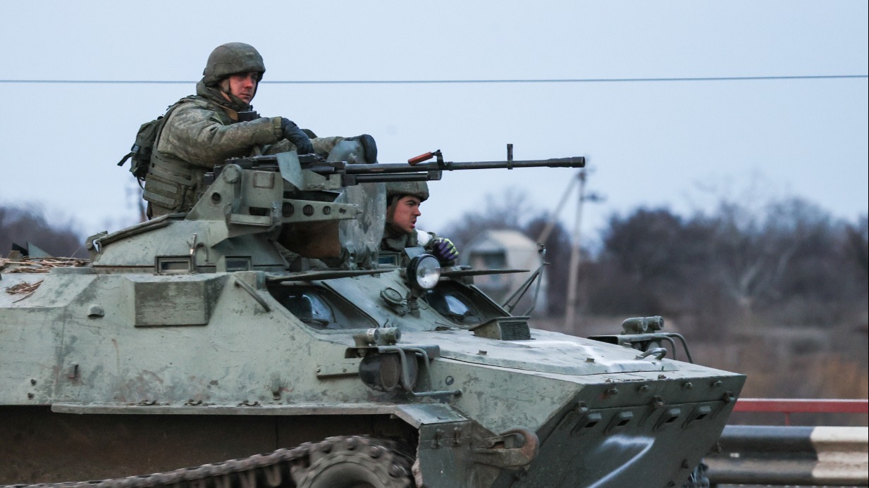 Первый день спецоперации: российские военнослужащие на одной из улиц города Армянска
