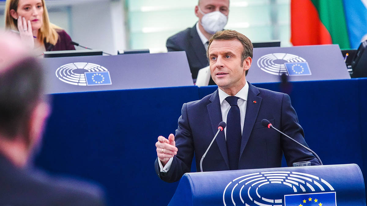 Макрон планирует вновь переговорить с Путиным 29 марта