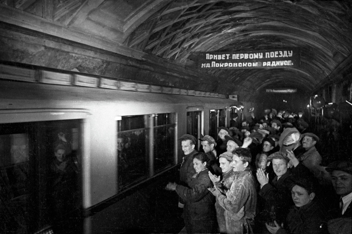 Открытие первого в ссср метрополитена. Открытие метрополитена в Москве 1935. Первая линия Московского метро 1935. Московский метрополитен 15 мая 1935 года. Открытие первой линии Московского метрополитена.