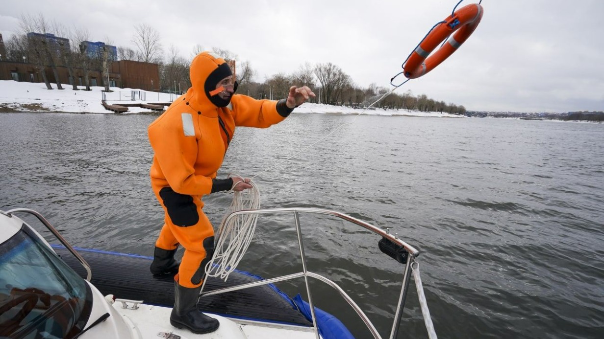 Москвичам рассказали, почему нельзя выгуливать животных без поводка рядом с водоемами