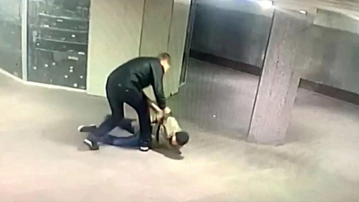 Парень избил и ограбил мужчину в переходе в Москве. Видео