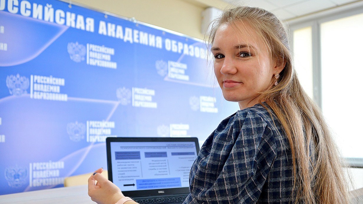 Аналитик Центра психологической службы РАО Алена Замараева консультирует коллег, которые оказывают помощь москвичам и беженцам