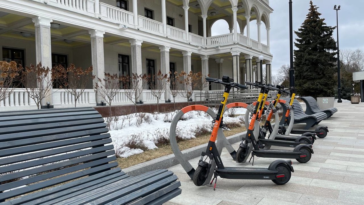 С беспроводной зарядкой и новым «дашбордом»: в Москве стартовал сезон кикшеринга