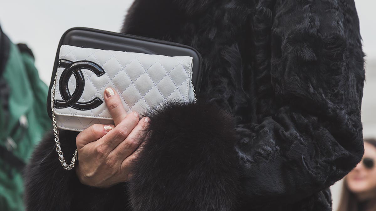 СМИ: Louis Vuitton и Chanel временно приостановили продажи на территории России