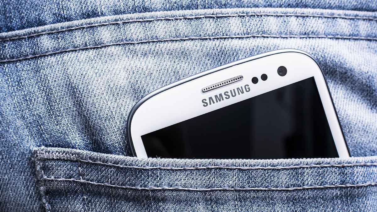 СМИ: Samsung приостанавливает поставки телефонов в Россию