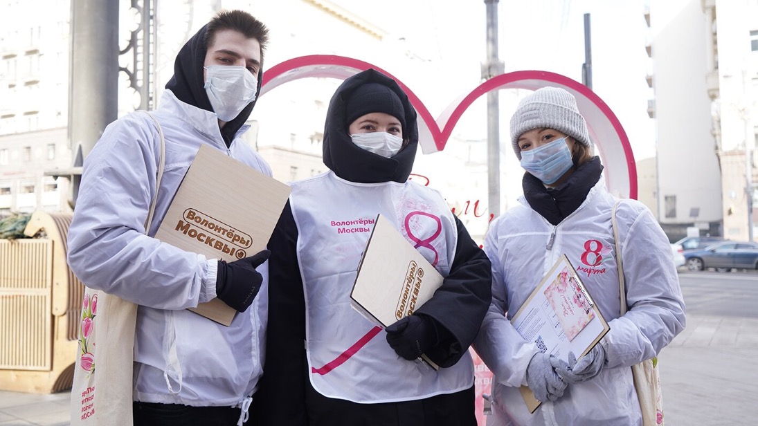 Волонтеры раздали москвичкам более 100 тысяч цветов в честь 8 Марта