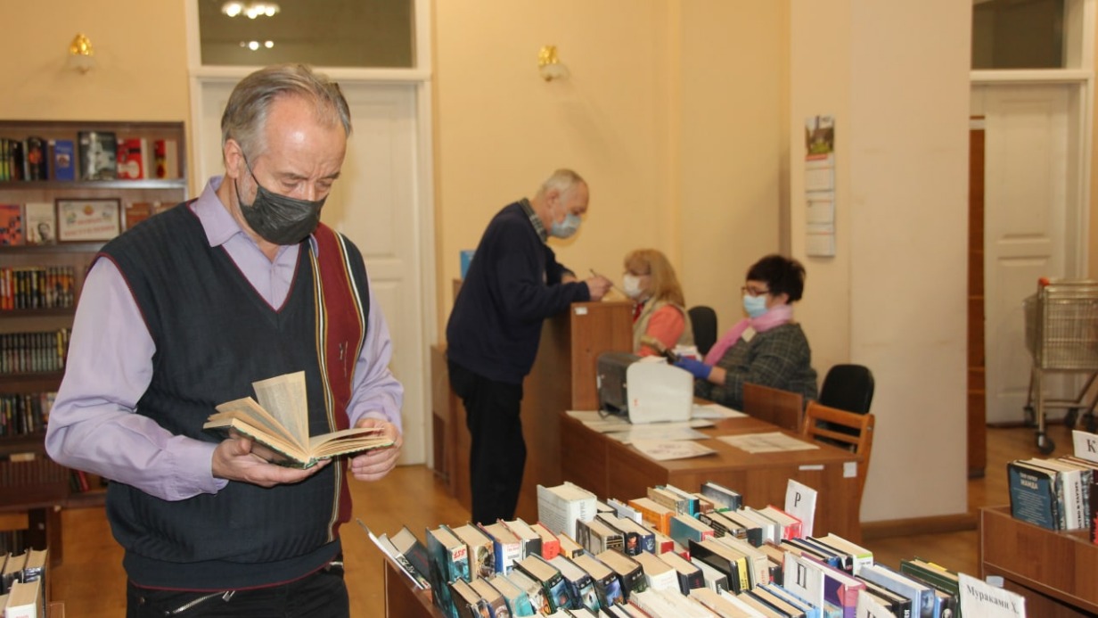 Донецк. Библиотекари Елена Булгакова и Наталья Камышникова (сзади, слева направо) обслуживают посетителей ГБУ «Донецкая республиканская универсальная научная библиотека им. Н. К. Крупской»