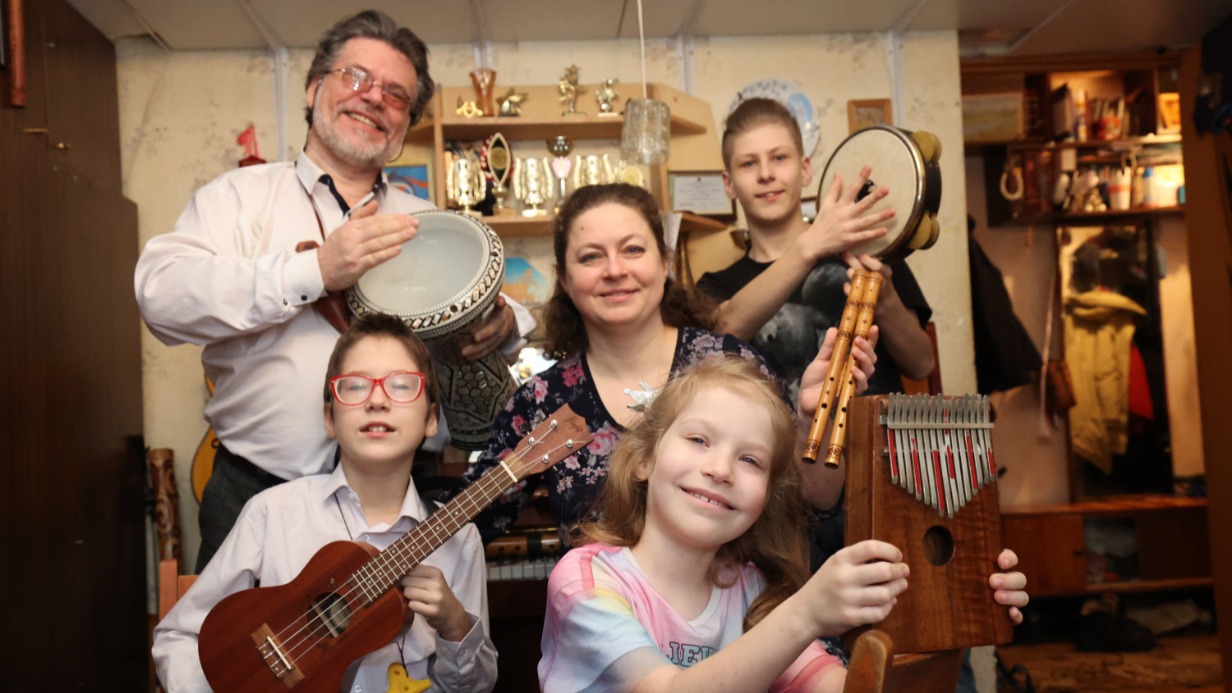 Этнический семейный ансамбль «Весенняя свирель»: глава семейства Павел Шмырев, его жена Елена Темрук и дети: Николай (с бубном), Слава (с укулеле) и Лада