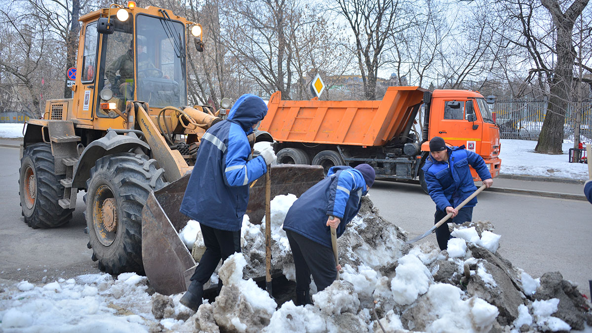 Более 75 тысяч рабочих ликвидируют последствия непогоды в Москве