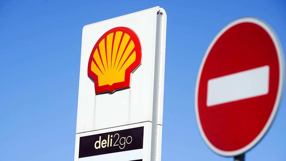 Shell приостановит работу заправок в России