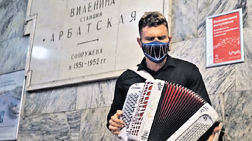 Участник проекта «Музыка в метро» Юрий Кабанов играет на аккордеоне для пассажиров подземки на станции «Арбатская»